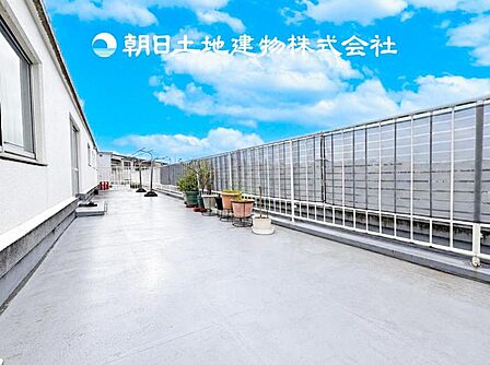 【バルコニー】温かい太陽を感じる事ができるのは、目の前に遮るものが無いから。彼方に広がる風景が絵画のように広がります。