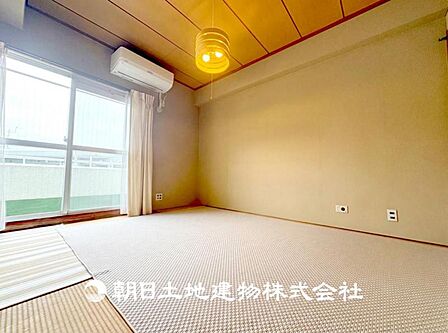 【和室】近年減少傾向にありますが、和室があることで落ち着きと癒しの空間が生まれます。来客時の客室としても利用できますし、お子様のプレイルームやお昼寝に良いお部屋です。