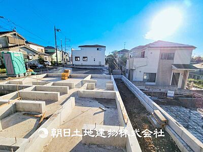 外観:おうちの基礎部分と床一面を、鉄筋を入れたコンクリートで一体化して家の重みを支える「ベタ基礎」工法。耐震性に優れている、地面の湿気が上がりにくい、などのメリットがあります。 外観:おうちの基礎部分と床一面を、鉄筋を入れたコンクリートで一体化して家の重みを支える「ベタ基礎」工法。耐震性に優れている、地面の湿気が上がりにくい、などのメリットがあります。