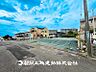 外観：【現地写真】爽やかな青空の下に贅沢なほどに降り注ぐ陽光、豊かな居住性と、クオリティが見事に調和した空間は、住まうことの喜びを感じさせてくれます。