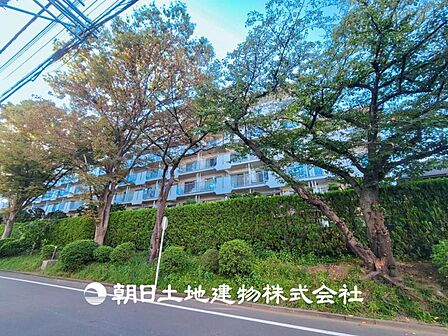 【外観写真】家族の色を映し出す洗練された邸宅は、ずっと輝き続けながらいつしか街の風景に溶け込んでいきます。