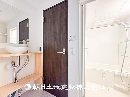 【洗面化粧台】広々とした洗面化粧台はたっぷり収納もさる事ながら、身だしなみチェックや歯磨きなど、朝の慌ただしい時間でも心に余裕とゆとりを作ってくれます。
