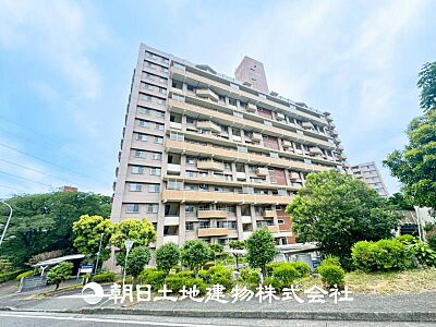外観：【外観・立地】家族の色を映し出す洗練された邸宅は、ずっと輝き続けながらいつしか街の風景に溶け込み人と共に歩んいきます。