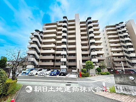 【外観写真】家族の色を映し出す洗練された邸宅は、ずっと輝き続けながらいつしか街の風景に溶け込んでいきます。