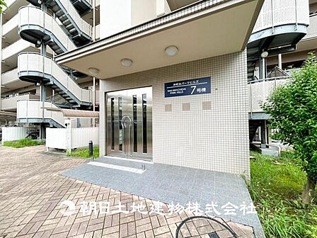 【エントランス】家族の帰り、遊びに来る友人、知人を優しく迎え、温もりに満ちた生活空間を予感させる。帰りたい家がここにあります。