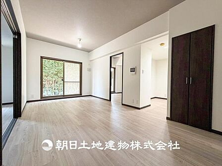 【リビング】開放的で明るい空間が広がるLDK。リビングには潤沢な太陽が降り注ぎ、爽やかな住空間を演出できます