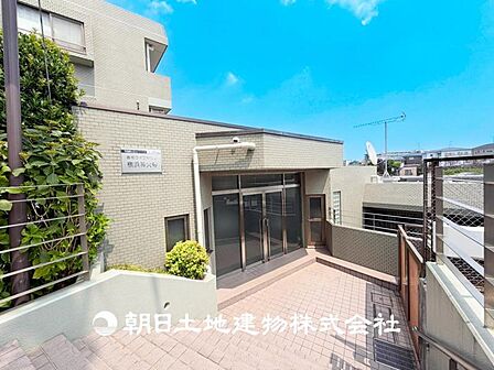 【外観写真】家族の色を映し出す洗練された邸宅は、ずっと輝き続けながらいつしか街の風景に溶け込んでいきます。
