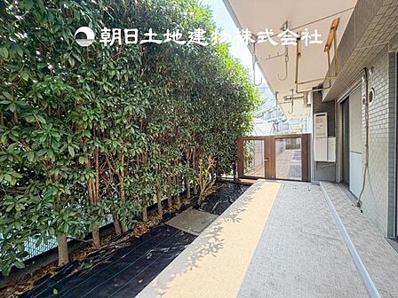 【バルコニー】日々の暮らしの中で当たり前のように光と風を演出してくれるバルコニー、開放的な空間を独占して癒されてください