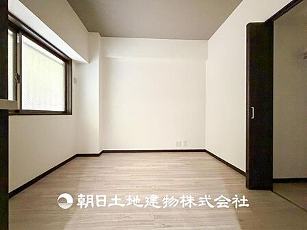 【洋室】大切な家族一人ひとりの大切な個別空間。趣味・感性で個性的に飾って頂けるようシンプルに仕上げてあります。