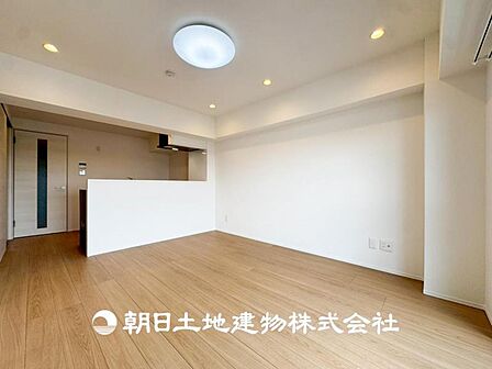 【リビング】大切なご家族、招いた友人と過ごすひと時を溢れる光が優しく包み込む空間。充実した住空間は心を豊かにします。