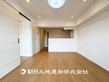 【リビング】開放的で明るい空間が広がるLDK。リビングには潤沢な太陽が降り注ぎ、爽やかな住空間を演出できます