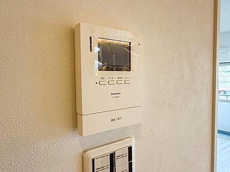 【モニター付インターホン】お子様のお留守番にも安心なTVモニタ付インタホン。来客者を確認できる上に留守中の録画もできます