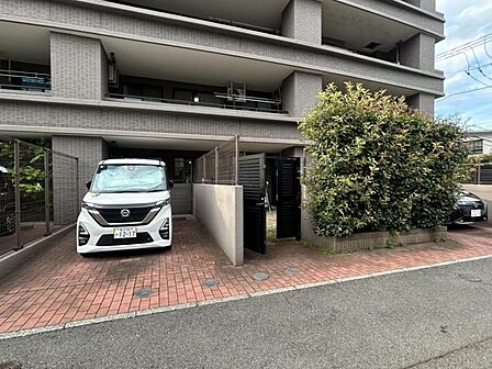 【駐車スペース】住戸から隣接の駐車場で利便性良好です。