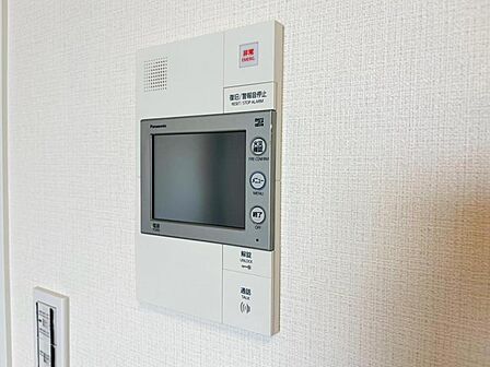 【モニター付インターホン】お子様のお留守番にも安心なTVモニタ付インタホン。来客者を確認できる上に留守中の録画もできます