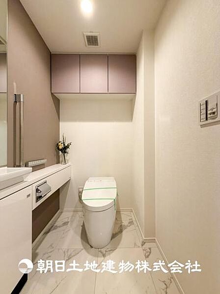 【トイレ】家族みんなが毎日使う場所だから。お掃除がしやすい方はいい。汚れをふき取り易いフロアと壁紙をチョイス致しました