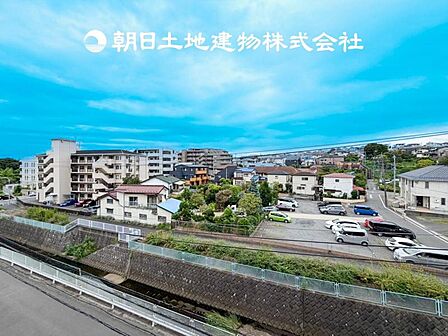 【眺望】部屋から眺める景色はお部屋のインテリアの一部です。開放感ある景色は季節や天候によって変化する素敵な絵画ですね!