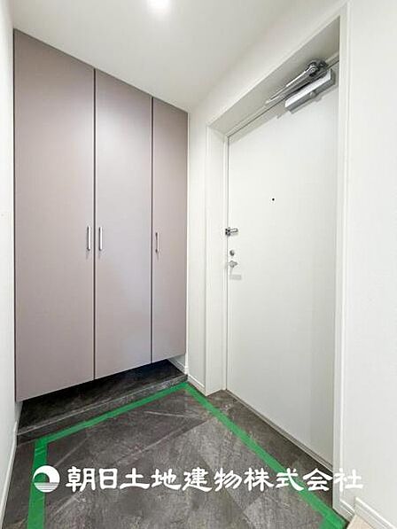 【玄関】温かい空気が溢れる玄関がお出迎えする本物件。この場所には「温もり」で包み込んでくれる安心できるな空間があります。