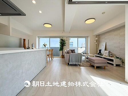 【リビング】大切なご家族、招いた友人と過ごすひと時を溢れる光が優しく包み込む空間。充実した住空間は心を豊かにします。