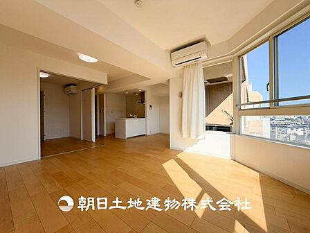 【リビング】リビングにはみんなが集い食事や楽しい会話でついつい時を忘れてしまう。そんな束の間の幸せを感じさせてくれる場所