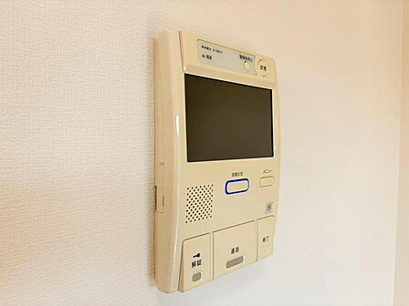 【モニター付インターホン】お子様のお留守番にも安心なTVモニタ付インタホン。来客者を確認できる上に留守中の録画もできます