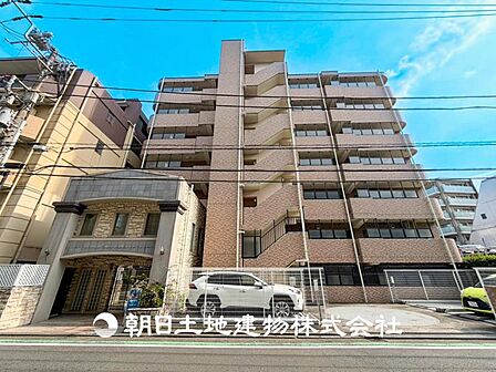 【外観・立地】家族の色を映し出す洗練された邸宅は、ずっと輝き続けながらいつしか街の風景に溶け込み人と共に歩んいきます。