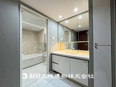 【洗面化粧台】こだわりをもった洗面台は普段の日々をファッショナブルな日々に変換してくれる力があります。
