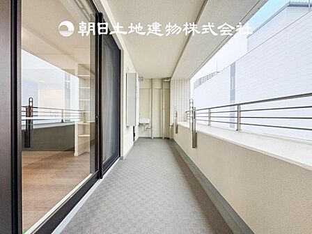 【バルコニー】温かい太陽を感じる事ができるのは、目の前に遮るものが無いから。彼方に広がる風景が絵画のように広がります。
