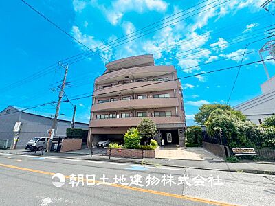 外観:【外観写真】家族の色を映し出す洗練された邸宅は、ずっと輝き続けながらいつしか街の風景に溶け込んでいきます。」 外観:【外観写真】家族の色を映し出す洗練された邸宅は、ずっと輝き続けながらいつしか街の風景に溶け込んでいきます。」