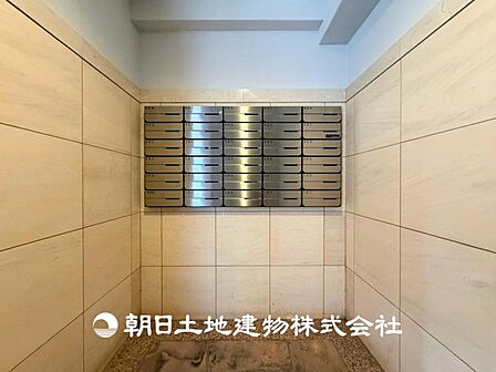 【集合ポスト】時間のゆとりと空間、爽やかな陽光がもたらす光と風を贅沢なまでに感じる暮らしがここに始まります。