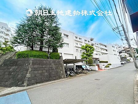 【外観写真】家族の色を映し出す洗練された邸宅は、ずっと輝き続けながらいつしか街の風景に溶け込んでいきます。