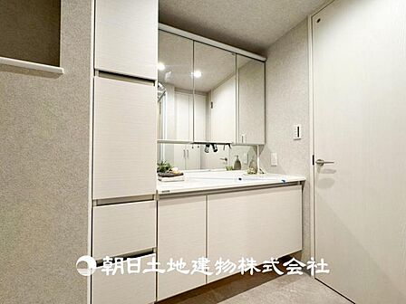 【洗面化粧台】落ち着いた清潔感のある空間は、身だしなみチェックや肌のお手入れに最適です。収納も十分でゆとりを持たせます。