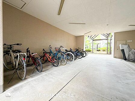 【駐輪場】家族の色を映し出す洗練された邸宅は、ずっと輝き続けながらいつしか街の風景に溶け込んでいきます。