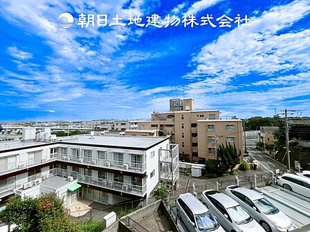 【眺望】目の前に手を伸ばせば、触ることが出来そうな環境が、そのままインテリアになったような印象です。その豊かな眺望にふさわしい空間には、通風・採光にも優れ、心地よい光と風があふれています。