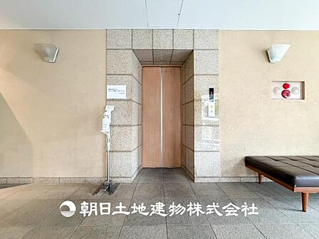 【エレベーター】時間のゆとりと空間、爽やかな陽光がもたらす光と風を贅沢なまでに感じる暮らしがここに始まります。