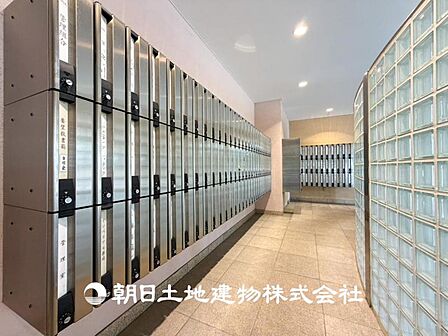 【集合ポスト】時間のゆとりと空間、爽やかな陽光がもたらす光と風を贅沢なまでに感じる暮らしがここに始まります。