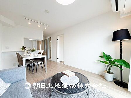 【リビング】リビングにはみんなが集い食事や楽しい会話でついつい時を忘れてしまう。そんな束の間の幸せを感じさせてくれる場所