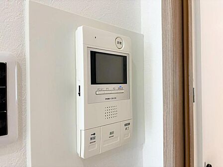 【モニター付インターホン】お子様のお留守番にも安心なTVモニタ付インタホン。来客者を確認できる上に留守中の録画もできます