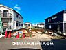 外観：【外観写真】穏やかな風と陽光、日常生活を一段と心地よいものにしています。周辺とのコラボにより明るく開放的な空間を演出。