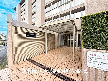 【エントランス】温かい空気が溢れる玄関がお出迎えする本物件。この場所には「温もり」で包み込んでくれる安心できるな空間があります。