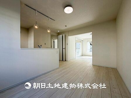 【リビング】大切なご家族、招いた友人と過ごすひと時を溢れる光が優しく包み込む空間。充実した住空間は心を豊かにします。
