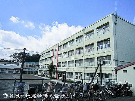 【長津田小学校】700m 約780名が通う大規模校で、活気ある学校生活を送れます。地域の自然や社会を生かした学習に取り組み、地域とのつながりを大切にした教育を行っています。