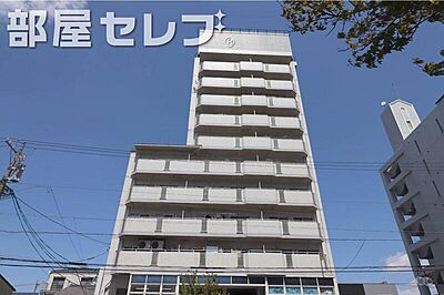 外観：11階建てのマンション。