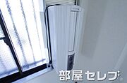 窓付けエアコンはサービス品です。