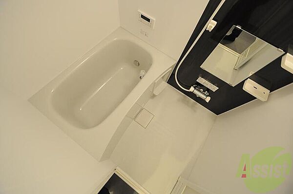 画像8:清潔感のある白いお風呂、ゆったり浸かってリフレッシュ