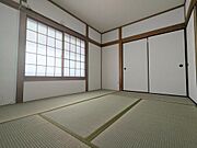 2階和室（6畳）　畳、クロス交換済み　二面採光につき明るいお部屋です