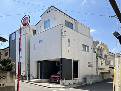 外観:角地につき、開放感のある立地です 外観:角地につき、開放感のある立地です