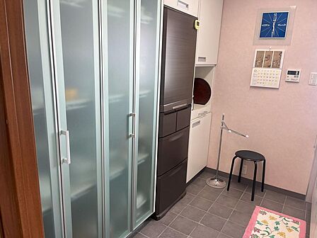 キッチンにはたっぷり収納できる食器棚付き。