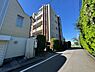 外観：内装フルリノベーション済のまるで新築の様な室内のマンション。 南向きの専用庭つきで、たっぷりの陽光と