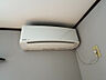 設備：全部で４つ設置されたエアコンは大幅な経費削減になる