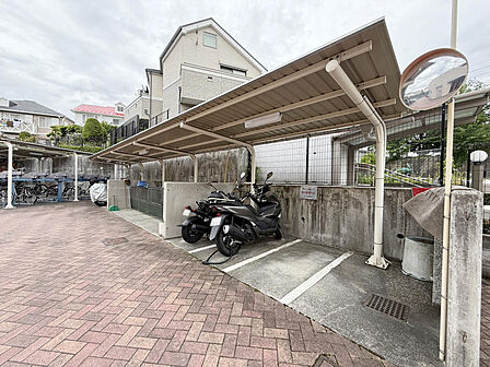 バイク置き場も整備されており、二輪車の駐車にも適しています。